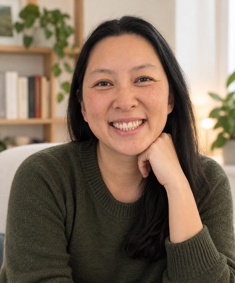 Linda Xiong smiling, resting her chin on her hand